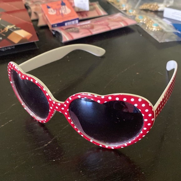 🔥SUMMER HEART SUNGLASSES🔥 - Picture 2 of 3